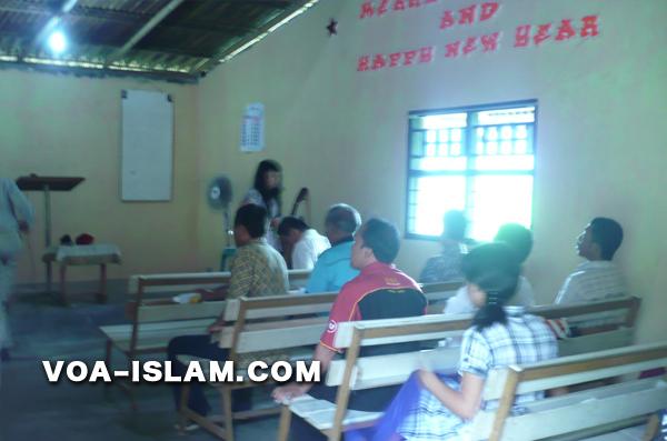 Langgar Aturan, Gereja Liar Pinggir Sawah di Cilacap Ditutup Aparat