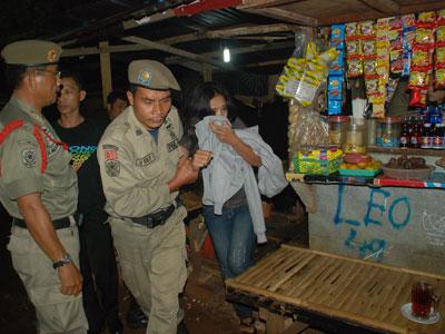 Gubrakkk! Syuting Goyang Parung Digrebek Polisi, Pelakunya Digelandang