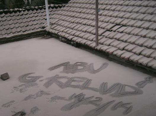 Abu Gunung Kelud di Magetan