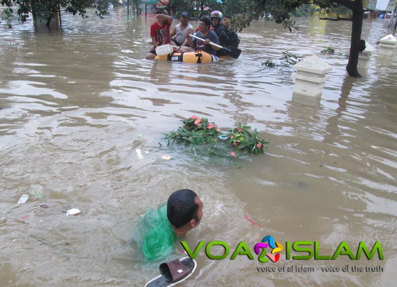 Inilah Pemandangan Memprihatinkan Korban Banjir di Petamburan