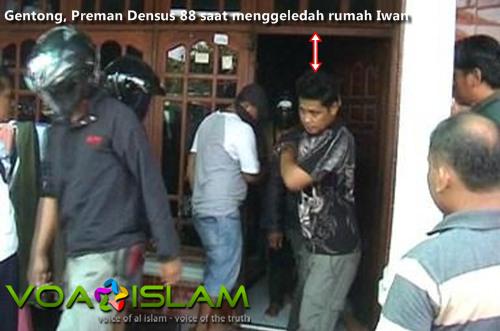 Inilah Aksi Preman Gentong Bersama Densus Saat Menggeledah Rumah Iwan