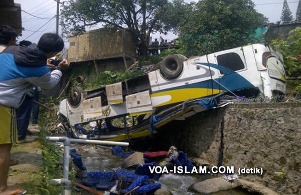 Bus Pengangkut Jemaat Gereja Masuk Jurang, Belasan Orang Tewas