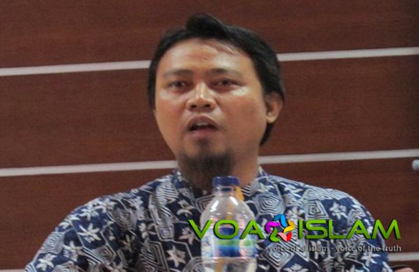 Ustadz Nanang: Syariat Islam Tak Bisa Tegak Lewat Sistem Demokrasi