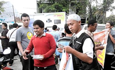 1000 VCD Dakwah Ustadz Abu Bakar Baasyir Ludes dalam 10 Menit!