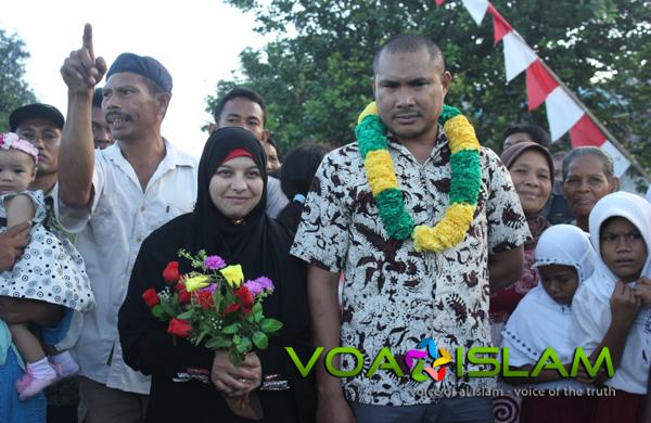 Warga Galela Sambut Abdillah Onim dan Bidadari asal Gaza