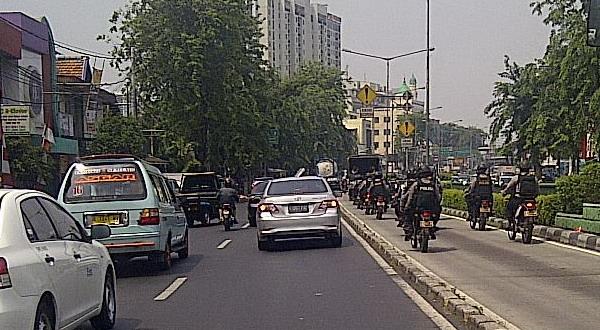 Tak Patut Ditiru, Puluhan Polisi Terobos Jalur Bus TransJakarta