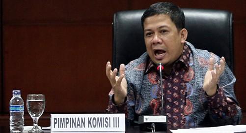 Mengapa Fahri Hamzah Menjilat Ludahnya Sendiri?