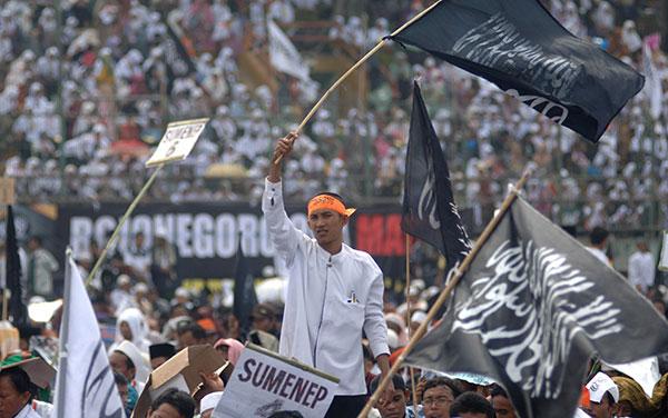 Massa HTI di GBK: Menuju Perubahan Besar Dunia Menuju Khilafah