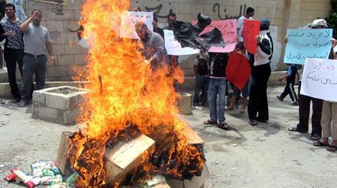 Pengungsi Palestina Bakar Bantuan Kemanusiaan Pemberian Syi'ah Hizbullah