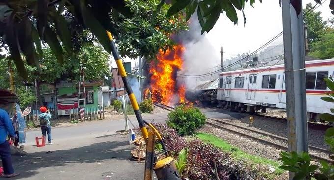 Ini Kronologi Tabrakan Dahsyat KRL Versus Truk Tangki BBM