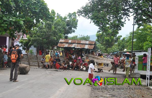 Jalan Diblokir, Warga Dompu Marah Tuntut Otopsi Ulang Sirajudin