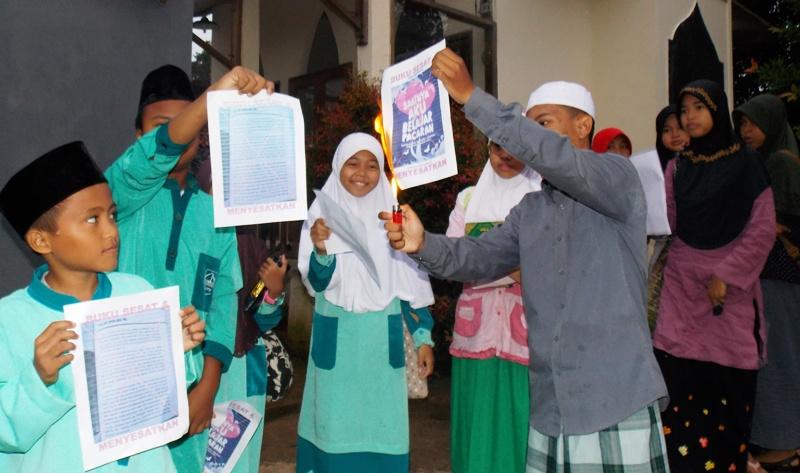 Santri Tahfidz Tolak Buku Sesat 'Saatnya Aku Belajar Pacaran'