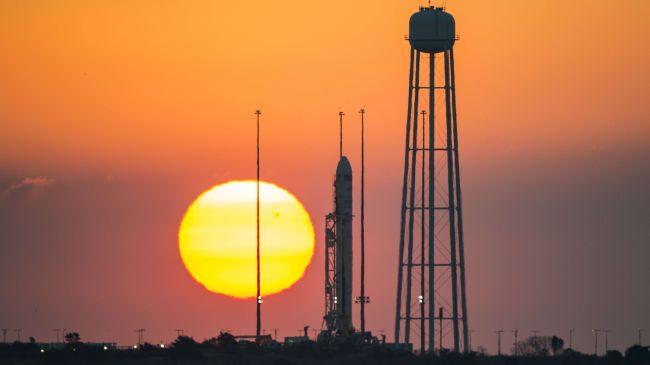 Roket Tanpa Awak NASA Meledak Sesaat Setelah Diluncurkan