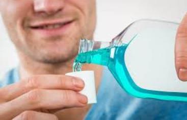 Menggunakan Obat Kumur Saat Puasa