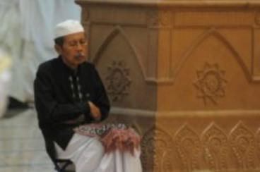 Masih Mampu Berdiri, Tidak Sah Shalat Fardhu Sambil Duduk di Kursi