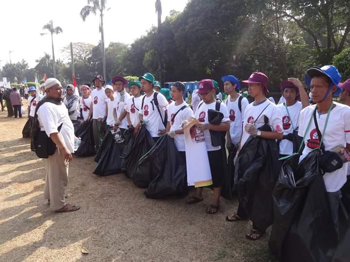 GeMeS, Relawan Sapu Bersih Jalur Parade Tauhid Indonesia 