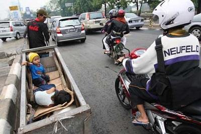 Maaf, Buruh dan Pengusaha Lokal Harus Tetap Miskin, Terpinggirkan di Negeri Sendiri