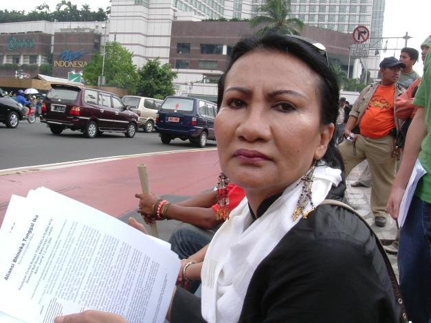 Ratna Sarumpaet : Negara Ini Sedang Bermasalah, Sebarkan ke Orang Sekitar