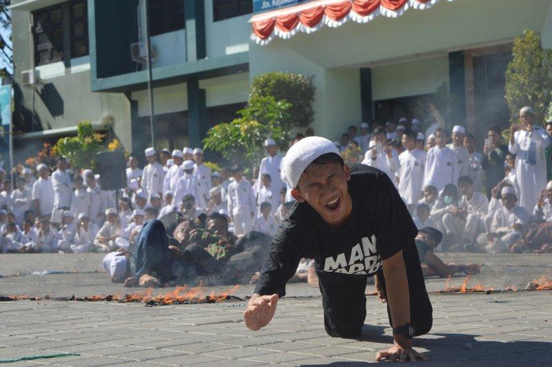 Sholat Ghaib, Galang Dana & Teatrikal Pembantaian Warnai Aksi Solidaritas Rohingya di Surabaya