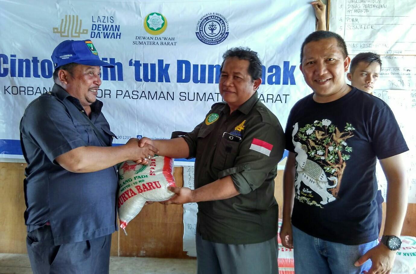 Tim LAZIS Dewan Dakwah Jenguk Pengungsi Galodo Jorong Lambak