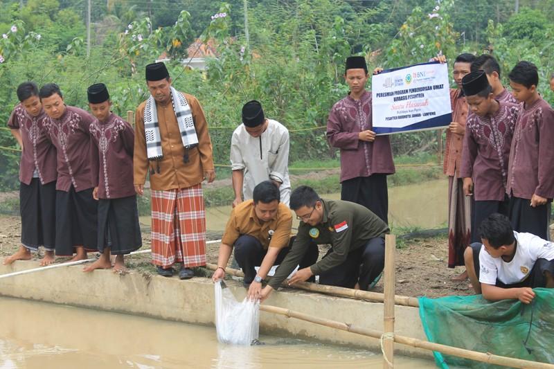 Hasanah Titik Bantu Budidaya Patin di Pesantren