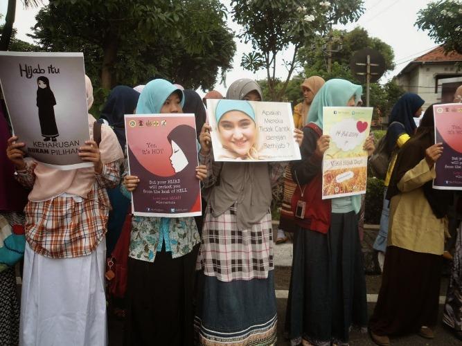 Ajak Muslimah Menggunakan Hijab Syari, Jarmusda dan FSLDK Bagikan Kerudung Gratis