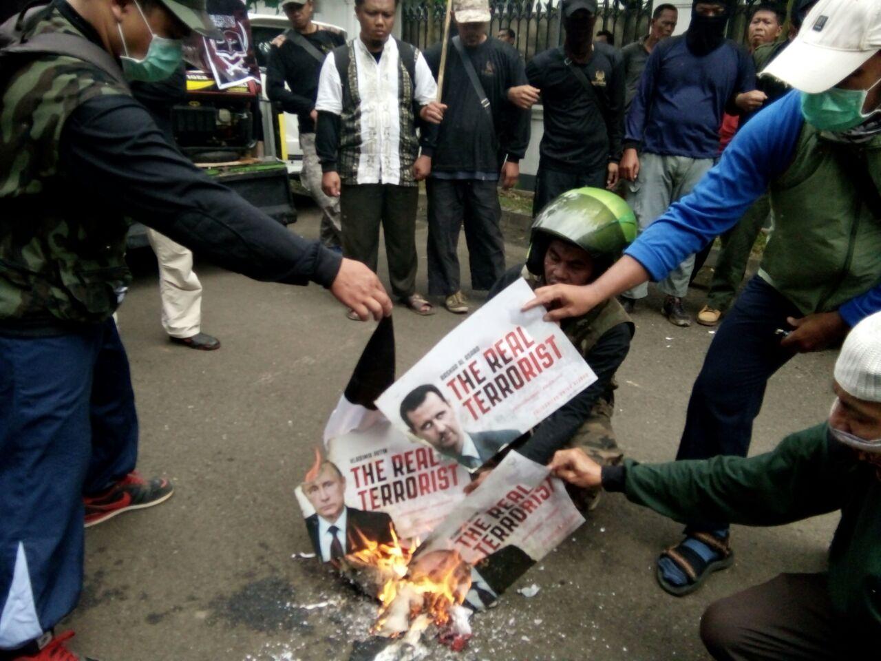 Bendera Suriah Dibakar Saat Aksi #SaveAleppo