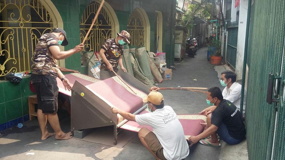 Mantap! Gemas Ciptakan Alat Ketok untuk Bersihkan Karpet Masjid