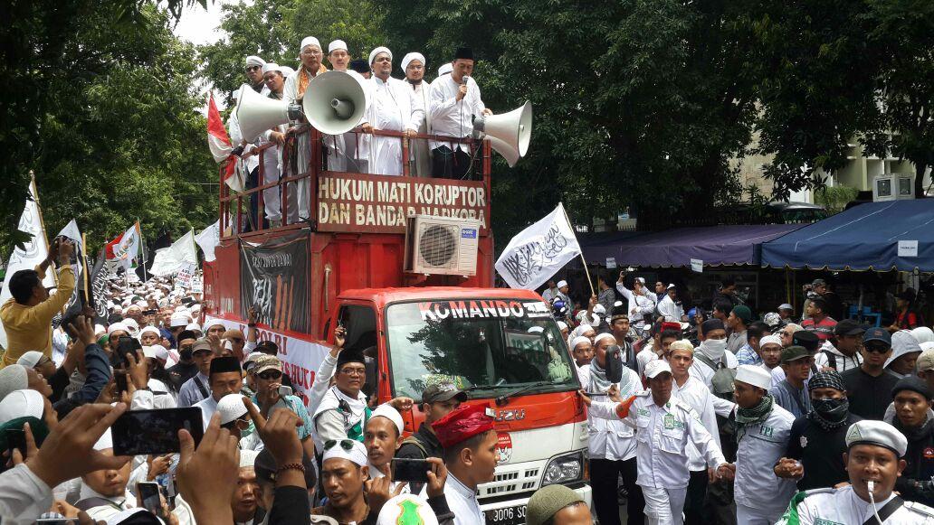 Ribuan Umat Islam Datangi Mabes Polri Laporkan Sejumlah Pihak