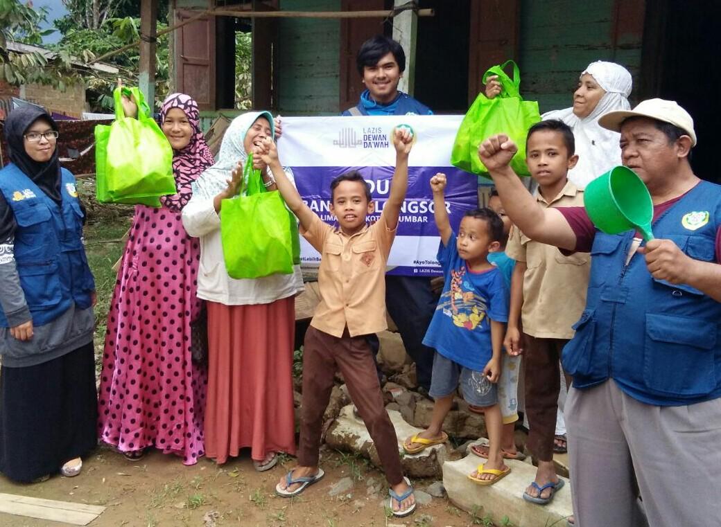 Dewan Dakwah Hibur Korban Banjir Pangkalan