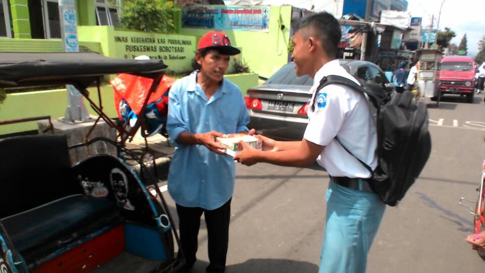 Yang Lain Konvoi Coret-Coret Seragam, Pelajar Muhammadiyah 2 Bobotsari Bagikan Nasi Kotak