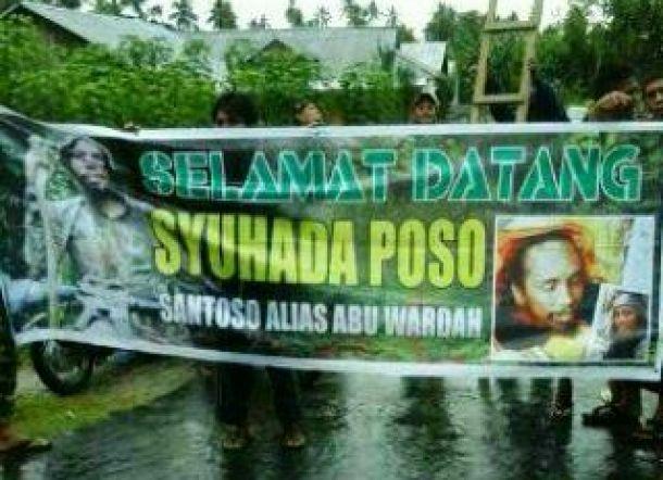 Spanduk Selamat Datang Syuhada Iringi Pemakaman Santoso