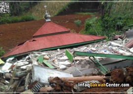 Sudah Satu Bulan Mushalla Kasinoman ini Hancur Diterjang Gempa. Ayo Bantu.!!