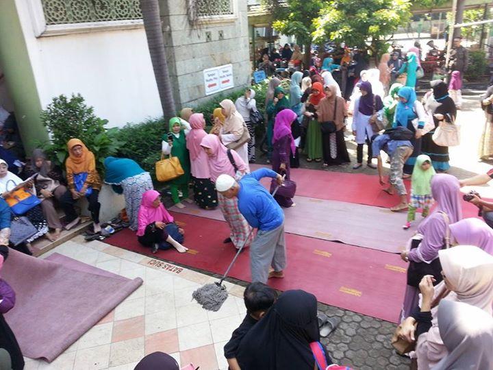 Foto: Imbas Pengajian Ibu-ibu Dilarang Pemkot Bekasi, di Bawah Panas Terik pun Dilakoni