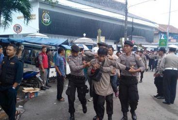 Bentrok, Puluhan Aktifis Islam Ditangkap dalam Aksi Tuntut Pembebasan Ust. Adam