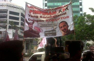 Demo Depan KPK: Jokowi 'Iblis' Pegang Uang Pecahan Ratusan Ribu Sogok KPK 