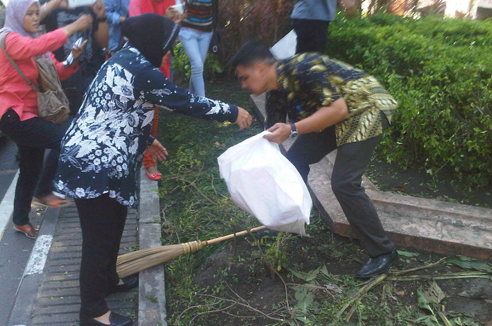 Bu Risma Ngamuk Taman Bungkul Surabaya Rusak Akibat Walls Ice Cream Day