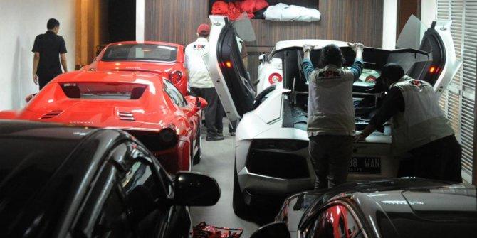 Ironis Dinasti Atut: Antara Lamborghini, Pejabat, dan Rumah Mewah