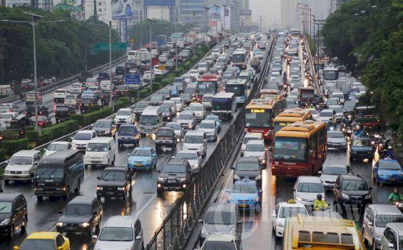 Jokowi Membuat Umur Rakyat Jakarta Habis di Jalan   