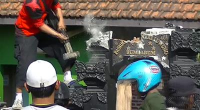 Allahu Akbar! Bangunan Simbol Kesyirikan Kembali Dihancurkan Warga