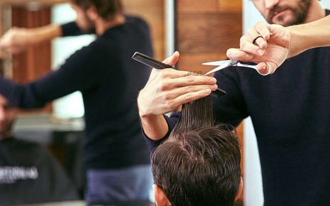 Aparat Keamanan Saudi Tangkap Penata Rambut Pria Karena Memotong Rambut Wanita