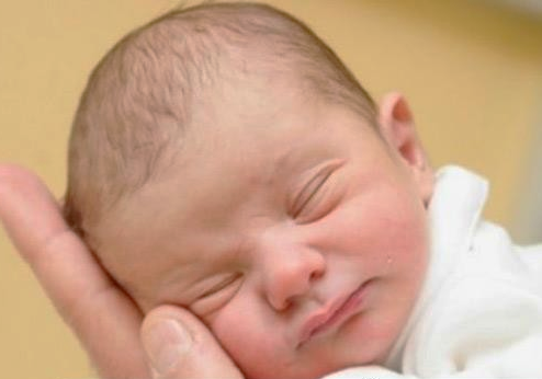 Adzan dan Iqomah di Telinga Bayi yang Baru Lahir