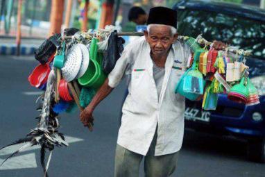 Keutamaan Menafkahi Orang Tua yang Tak Mampu