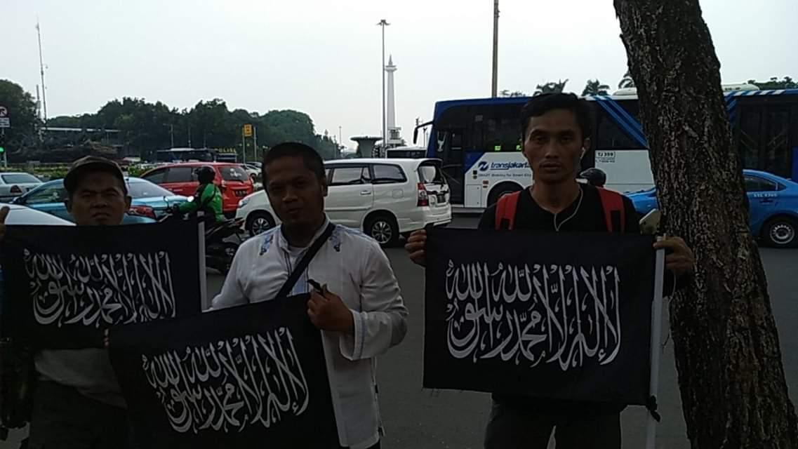 Tiga Anggota Thoriquna Long March Bawa Bendera Tauhid di Sudirman-Thamrin