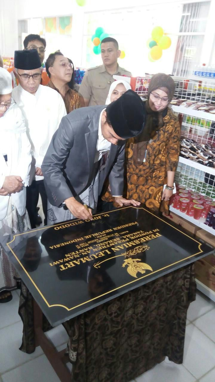 Jokowi Resmikan Ritel Modern LEU Mart