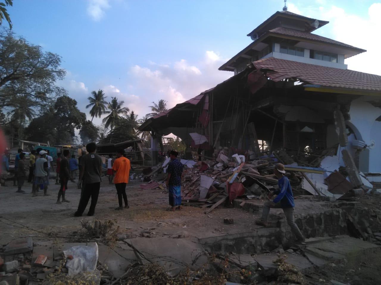 Membahayakan, Masjid Sinar Iman di Lombok Akhirnya Dirobohkan