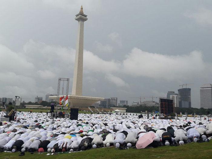 212, Tonggak Kebangkitan Umat Menuju Penerapan Syariat