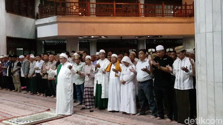 Sandiaga Uno Gelar Shalat Ghaib untuk 119 Petugas KPPS yang Wafat