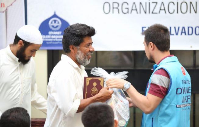 Yayasan Turki Bagikan Al-Quran di Amerika Latin Selama Ramadhan