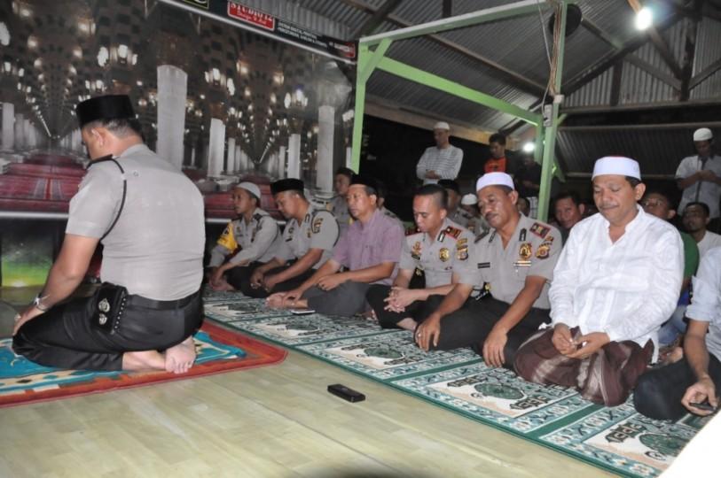 Polisi Lhokseumawe Diinstruksikan Shalat Subuh Berjamaah Bersama Warga